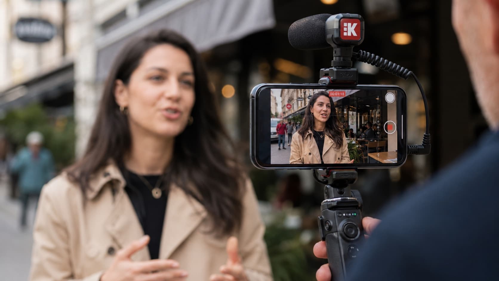 Eine Frau wird auf der Straße mit einem Smartphone und KOSMO-Mikrofon gefilmt