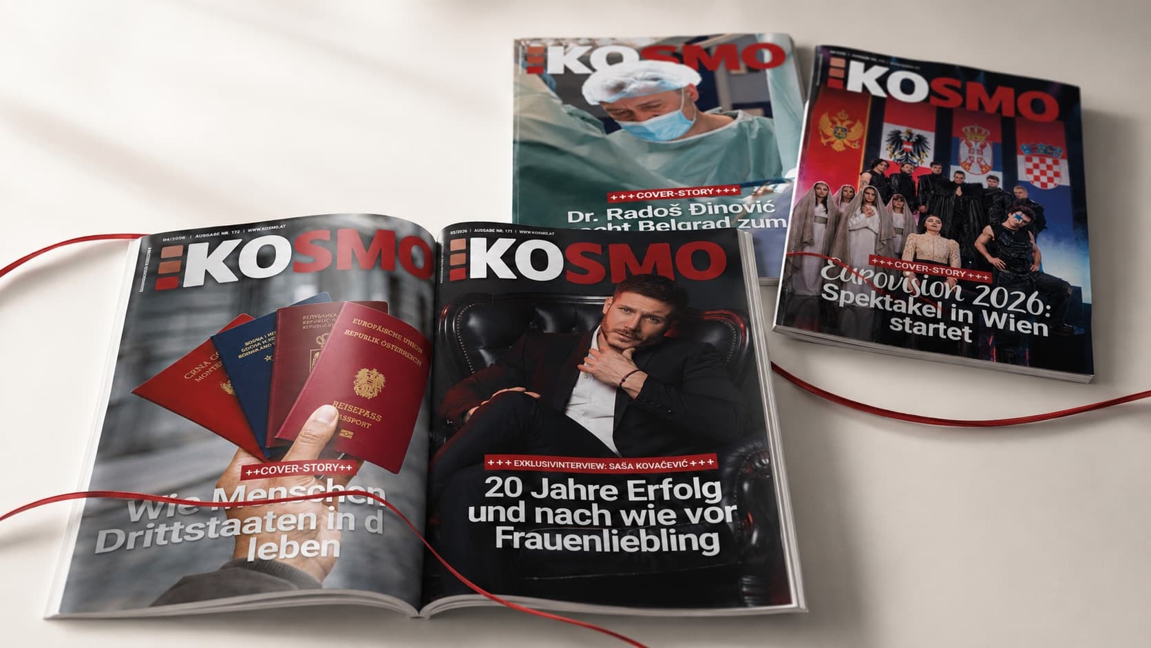 Ein aufgeschlagenes KOSMO-Heft, daneben weitere Ausgaben, verbunden durch ein rotes Band