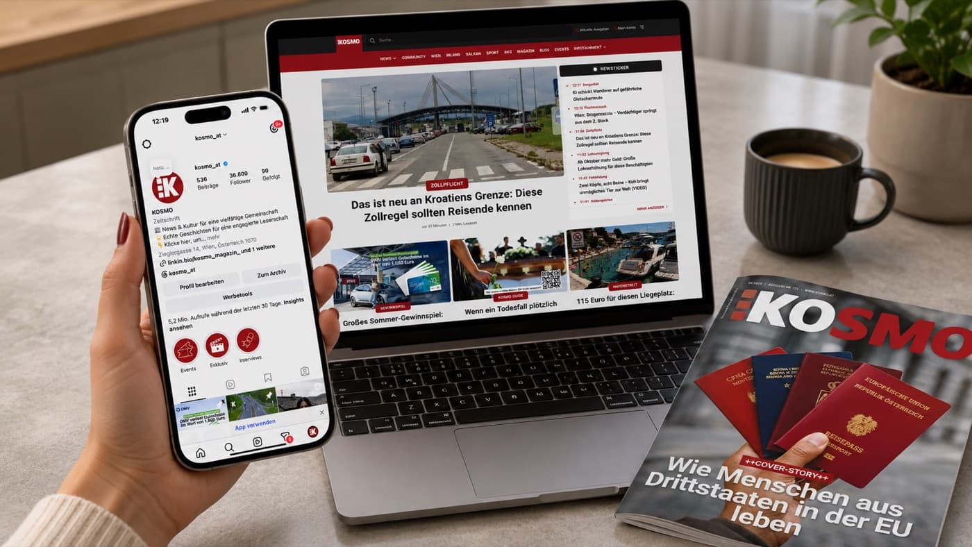 Laptop, Smartphone und das gedruckte Heft nebeneinander