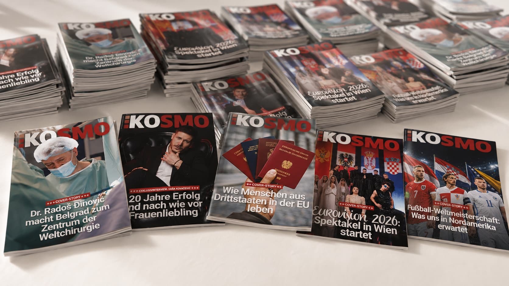Viele Stapel gedruckter KOSMO-Ausgaben, davor fünf Hefte mit verschiedenen Titelseiten